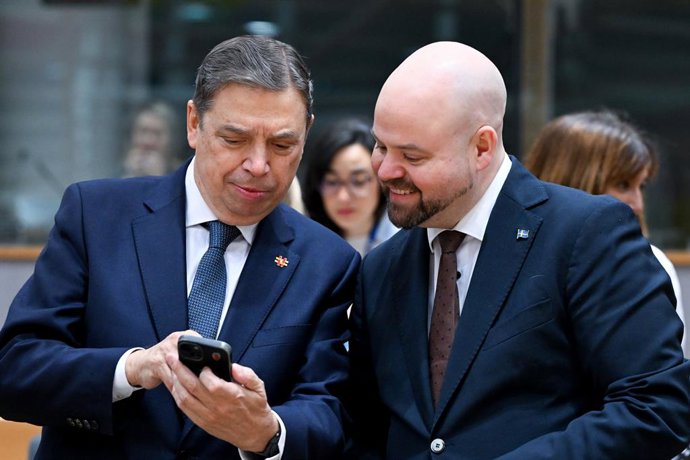 El ministro de Agricultura y Pesca, Luis Planas, junto a su homólogo de Suecia en el marco de la reunión del reparto de cuotas en Bruselas.