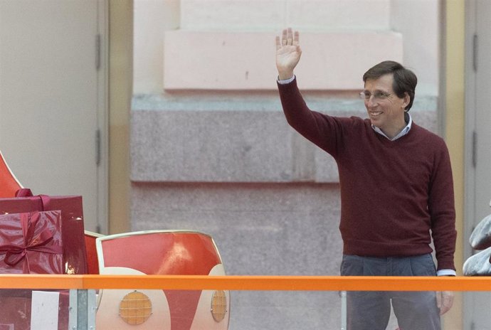 El alcalde de Madrid, José Luis Martínez -Almeida, patina durante la inauguración de la pista de hielo en la Galería de Cristal del Palacio de Cibeles