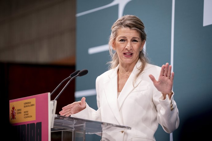 La vicepresidenta segunda y ministra de Trabajo y Economía Social, Yolanda Díaz, durante la presentación del IV Informe de la Comisión Asesora para actualizar el SMI en 2026, en el Ministerio de Trabajo y Economía Social, a 12 de diciembre de 2025, en 