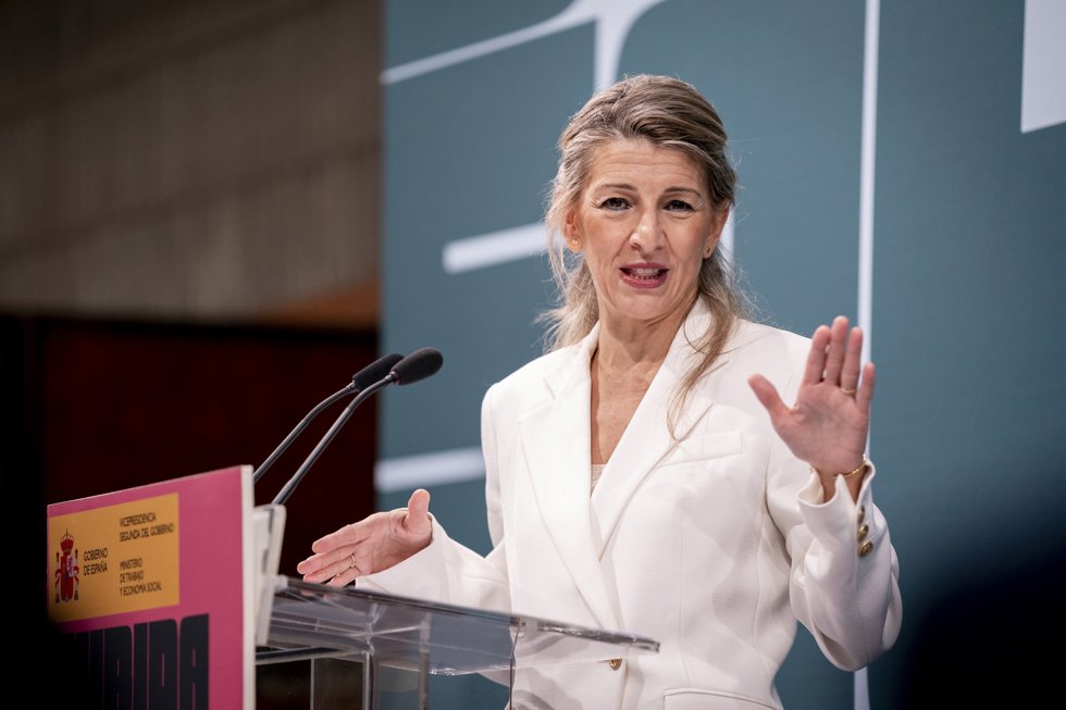 La vicepresidenta segunda y ministra de Trabajo y Economía Social, Yolanda Díaz, durante la presentación del IV Informe de la Comisión Asesora para actualizar el SMI en 2026, en el Ministerio de Trabajo y Economía Social, a 12 de diciembre de 2025, en