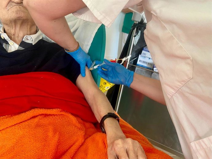 Archivo - Vacunación contra la gripe en una residencia