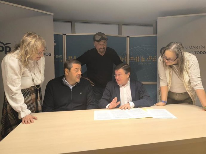 Rafael Alonso, en el centro