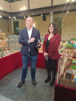 La alcaldesa de Espirdo, María Cuesta, y el presidente provincial, Miguel Ángel de Vicente, ante el Belén.