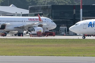 Archivo - Avión de Iberia en el aeropuerto de Alvedro, a 19 de agosto de 2024, en A Coruña, Galicia (España). 