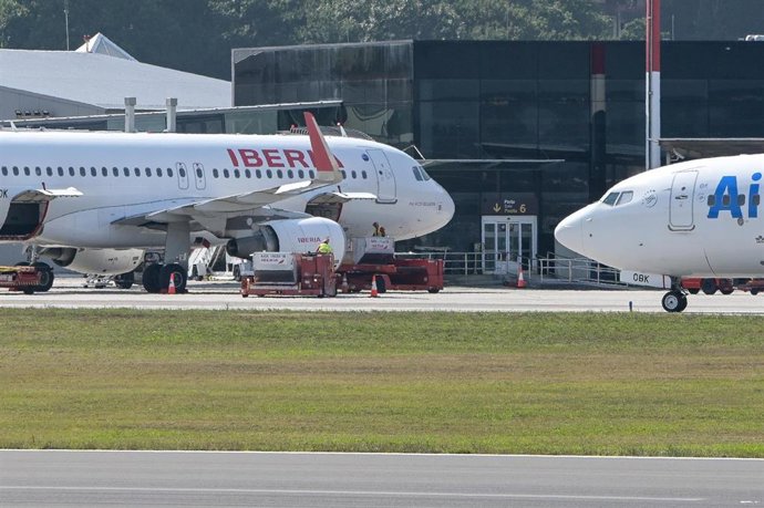 Archivo - Avión de Iberia en el aeropuerto de Alvedro, a 19 de agosto de 2024, en A Coruña, Galicia (España). 