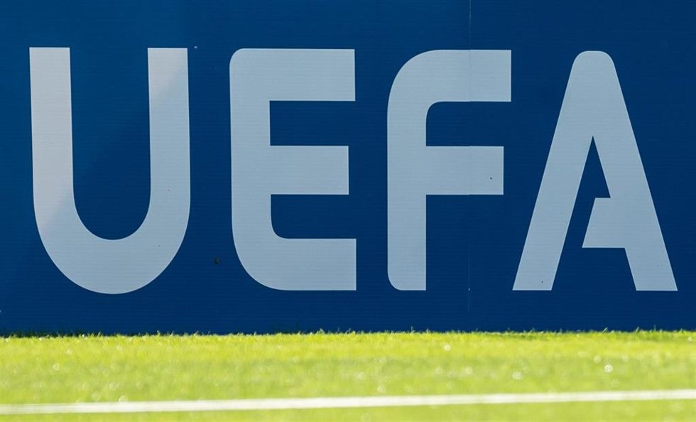 Archivo - Logo de la UEFA en una valla publicitaria. 