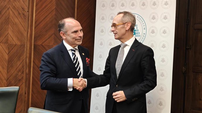 El rector de la Universidad de Oviedo, Ignacio Villaverde y el presidente de la Fundación Alimerka, Antonio Blanco.