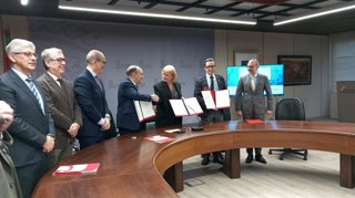 Las autoridades, durante la firma del acuerdo.