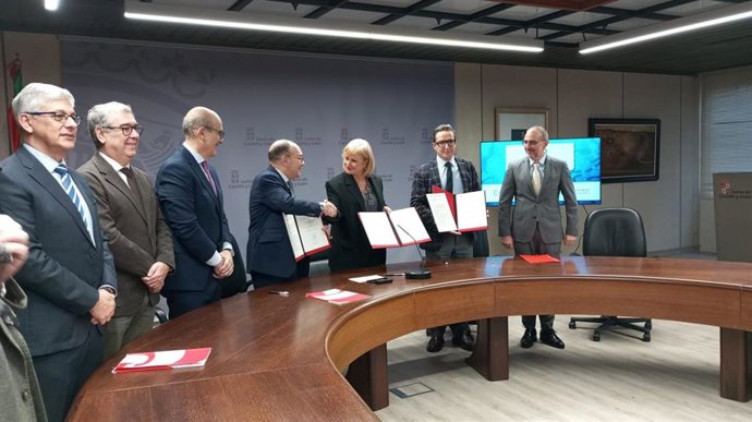 Las autoridades, durante la firma del acuerdo.