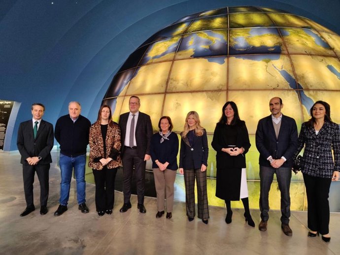 La vicepresidenta del Gobierno de Aragón, Mar Vaquero, en el centro, junto a la alcaldesa de Huesca, Lorena Orduna, además de la vicepresidenta de la DPH, Celsa Rufas, a la derecha y el director gerente de Walqa, Carlos Ortas, cuarto por la izquierda.