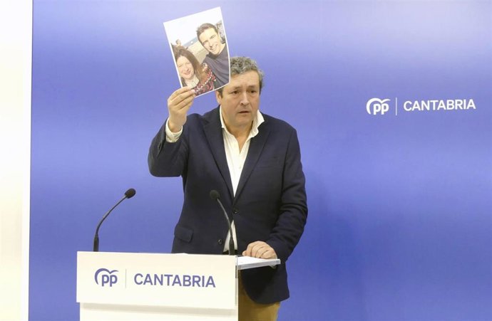 Iñigo Fernández (PP) muestra una foto de Leire Díez con Pedro Casares
