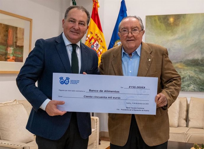 El presidente de la Diputación, David Toscano, y el presidente del Banco de Alimentos de Huelva, Juan Manuel Díaz Cabrera.