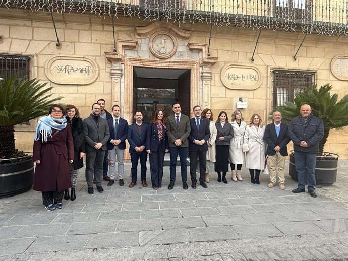 La consejera de Fomento, Rocío Díaz (c), en la visita al Ayuntamiento de Alcalá la Real.