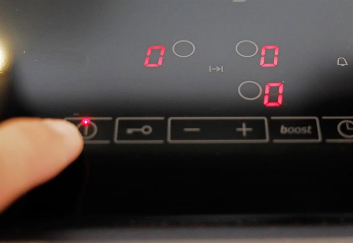 Archivo - Una persona enciende un fuego de cocina de gas,  en imagen de archivo.