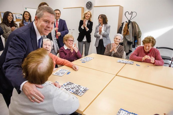 El presidente de Castilla-La Mancha, Emiliano García-Page, en el nuevo centro de mayores de Tarancón.