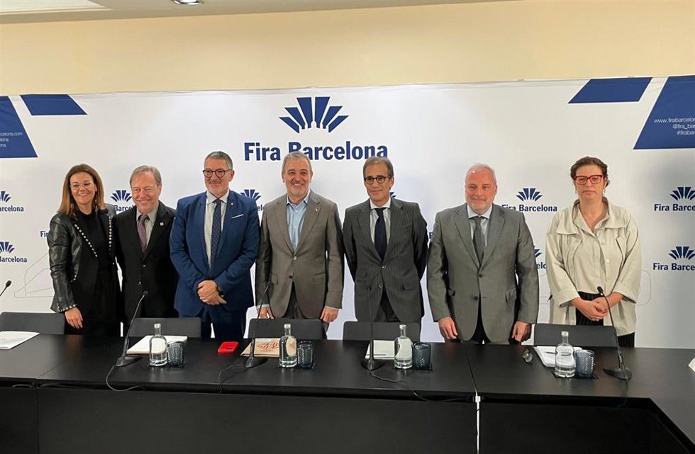 (I-D) Martina Font (Fira De Barcelona), Josep Santacreu (Cámara De Barcelona), El Conseller Miquel Smper, El Alcalde Jaume Collboni, Pau Relat (Fira De Barcelona), Constantí Serrallonga (Fira De Barcelona) Y Laia Claverol (Ayuntamiento De Barcelona).