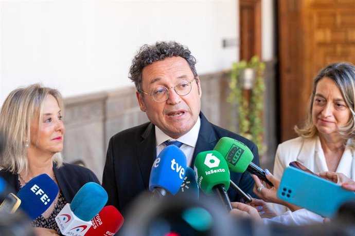 Archivo - Álvaro García Ortiz atendiendo a los medios con motivo de la toma de posesión de Concepción Rodríguez Cabezas como nueva fiscal jefa de la Fiscalía Provincial de Granada.  Archivo.