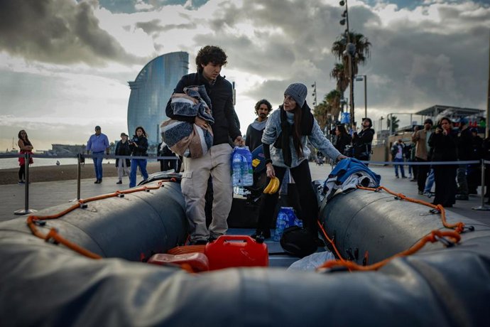 Los participantes entrando a la patera.