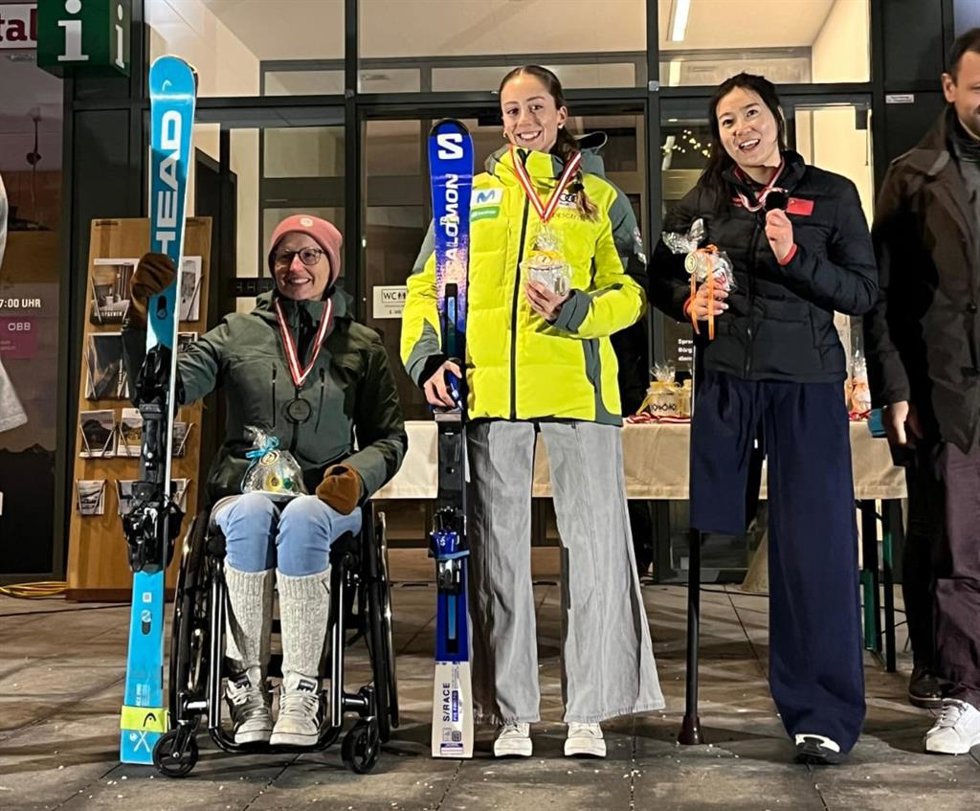 Audrey Pascual (centro) posa con uno de sus oros en la Copa del Mundo celebrada en Steinach am Brenner