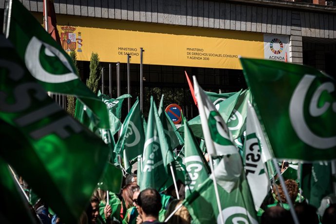 Archivo - Arquivo - Trabalhadores da saúde durante uma manifestação para exigir a aprovação de um novo Estatuto Marco, em frente ao Ministério da Saúde, em 1º de outubro de 2025, em Madri (Espanha). O protesto, convocado pelo Satse-FSES, CCOO, UGT, CSIF e