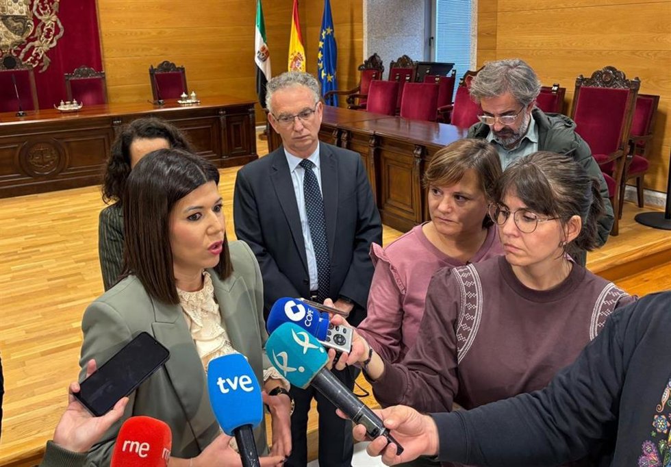 La concejala de Asunto Sociales de Cáceres, Encarna Solís, atiende a los medios