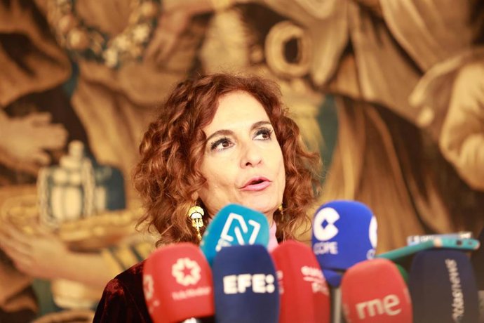 La vicepresidenta primera del Gobierno y ministra de Hacienda, María Jesús Montero, durante la atención a los medios. A 12 de diciembre de 2025, en Sevilla (Andalucía, España). La vicepresidenta primera del Gobierno y ministra de Hacienda, María Jesús Mon