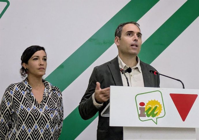 El coordinador regional de IU Andalucía y diputado en el Congreso, Toni Valero, junto a la responsable de la coalición en la provincia de Málaga, Toni Morillas.