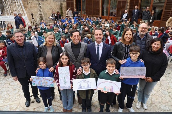 Galmés con los ganadores del concurso escolar 'Dibuja tu postal navideña'