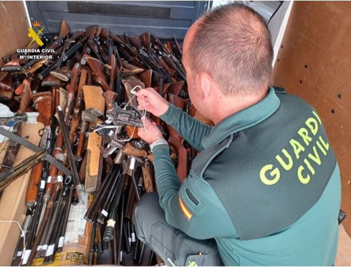 La Guardia Civil de Valladolid destruye en un horno un millar de armas depositado en sus dependencias .