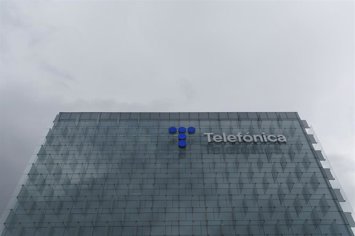 Archivo - Fachada de la sede de Telefónica, a 6 de marzo de 2023, en Madrid (España). 