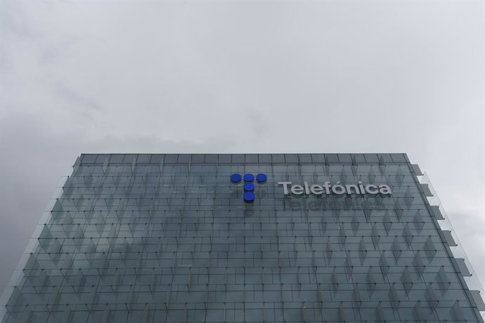 Archivo - Fachada de la sede de Telefónica, a 6 de marzo de 2023, en Madrid (España). Telefónica es la cuarta compañía de telecomunicaciones más importante de Europa y la decimotercera a nivel mundial.?? Telefónica ha registrado un beneficio neto de 2.011