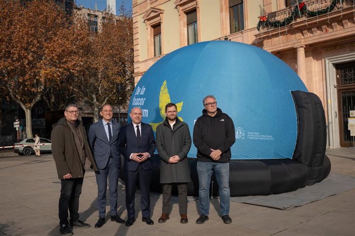 El delegado del Gobierno en Catalunya, Carlos Prieto, en la inauguración de una "cúpula itinerante de memoria democrática" en Lleida por los 50 años de la muerte de Franco