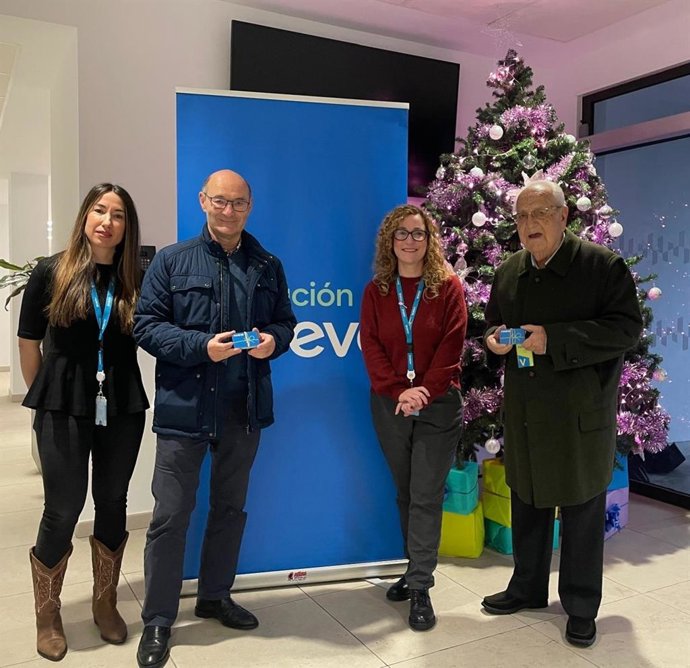 Entrega de tarjetas de combustible por partede Fundación Moeve al Banco de Alimentos del Campo de Gibraltar.