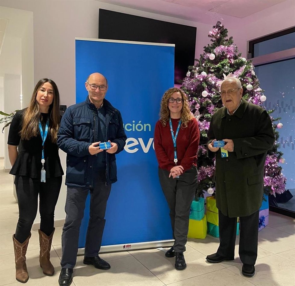 Entrega de tarjetas de combustible por partede Fundación Moeve al Banco de Alimentos del Campo de Gibraltar.