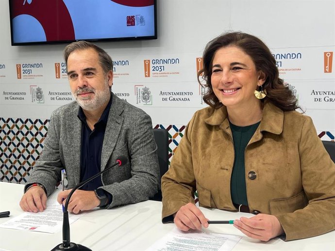 Los concejales del PSOE de Granada Jacobo Calvo y Raquel Ruz