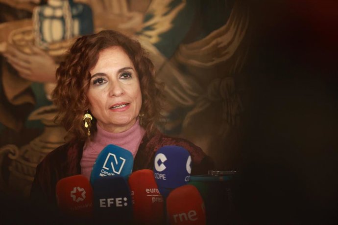 La vicepresidenta primera del Gobierno y ministra de Hacienda, María Jesús Montero, durante la atención a los medios. A 12 de diciembre de 2025, en Sevilla (Andalucía, España). La vicepresidenta primera del Gobierno y ministra de Hacienda, María Jesús Mon
