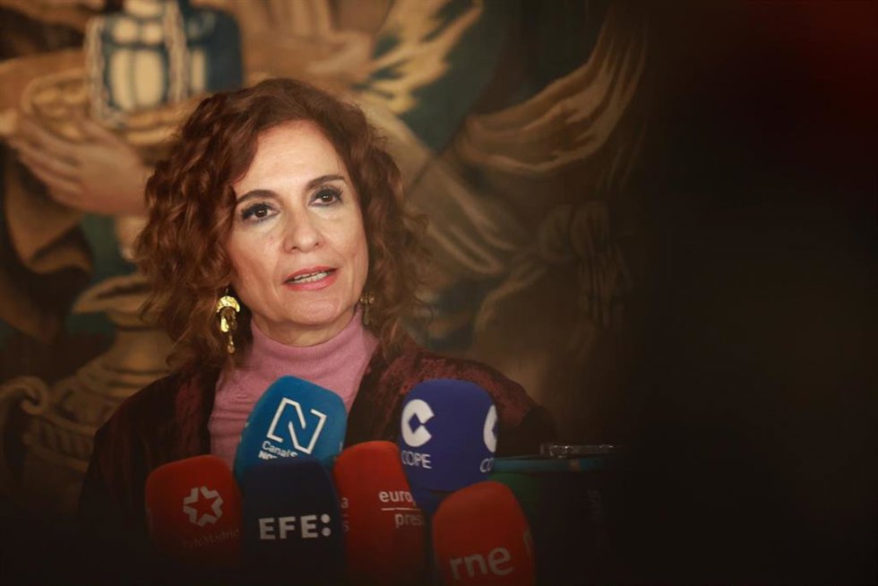 La vicepresidenta primera del Gobierno y ministra de Hacienda, María Jesús Montero, durante la atención a los medios. A 12 de diciembre de 2025, en Sevilla (Andalucía, España). La vicepresidenta primera del Gobierno y ministra de Hacienda, María Jesús M