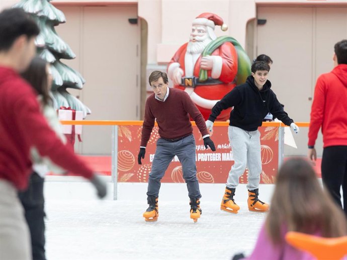El alcalde de Madrid, José Luis Martínez -Almeida, patina durante la inauguración de la pista de hielo en la Galería de Cristal del Palacio de Cibeles