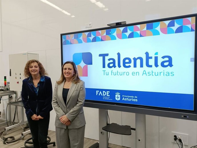 La consejera de Educación del Principado de Asturias, Eva Ledo, y la presidenta de la Federación Asturiana de Empresarios (FADE), María Calvo, durante la presentación de 'Talentia', en el CIFP de La Laboral, en Gijón.