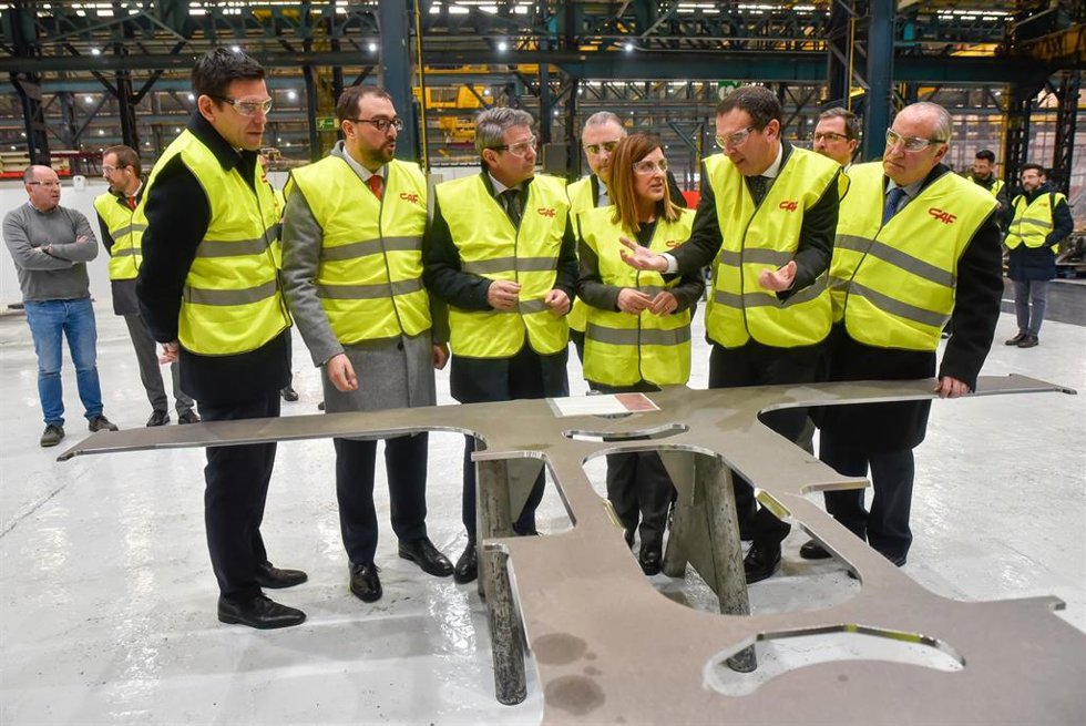 Archivo - Foto de archivo de la visita realizada a las instalaciones CAF por parte de la presidenta de Cantabria, María José Sáenz de Buruaga, y el consejero de Fomento, Roberto Media, entre otras autoridades