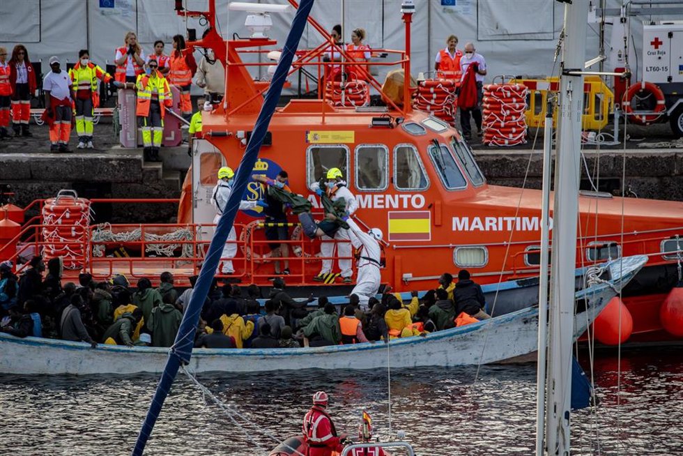 Archivo - Un cayuco a su llegada al puerto de La Restinga.