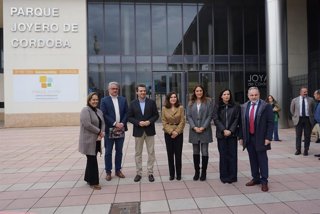 La consejera de Empleo, Empresa y Trabajo Autónomo de la Junta de Andalucía, Rocío Blanco (centro), asiste a la jornada de 'networking' 'Joyería Viva. Impulsando el futuro del sector', junto al alcalde de Córdoba, José María Bellido.
