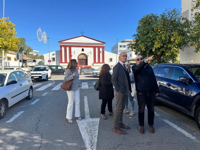 El portavoz del PSOE municipal, Antonio Muñoz, y la concejala Carmen Fuentes, en la visita a la barriada de Elcano.