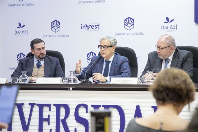 El presidente de la Diputación de Córdoba, Salvador Fuentes (centro), en la presentación de las actividades dedicadas a Averroes.