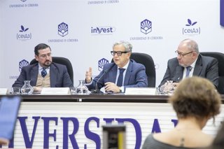 El presidente de la Diputación de Córdoba, Salvador Fuentes (centro), en la presentación de las actividades dedicadas a Averroes.