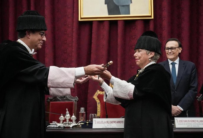 La rectora de la US, Carmen Vargas, recibe el bastón de mando de la institución de manos del rector saliente Miguel Ángel Castro y en presencia del consejero de Universidad, José Carlos Gómez Villamandos.