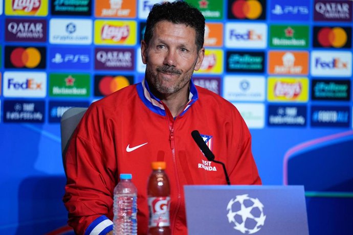 Archivo - Diego Pablo Simeone, técnico do Atlético de Madri, participa de uma coletiva de imprensa antes da partida da Liga dos Campeões da UEFA 2025/26 contra o Eintracht Frankfurt no Riyadh Air Metropolitano em 29 de setembro de 2025, em Madri, Espanha.