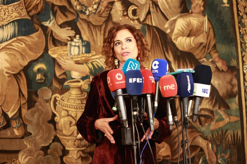 La vicepresidenta primera y ministra de Hacienda, María Jesús Montero, este viernes en declaraciones a los medios en Sevilla. 