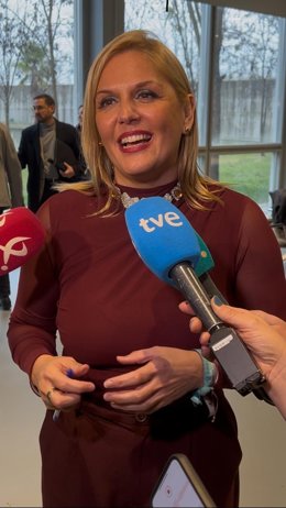 La consejera de Hacienda y Administración Pública, Elena Manzano, atiende a los medios tras presidir la Mesa General de Negociación sobre la aplicación del incremento de las retribuciones del personal al servicio de Extremadura