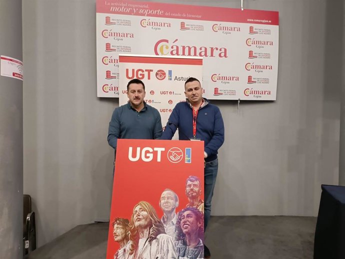 El secretario general de UGT, Javier Fernández Lanero (izda), junto al nuevo secretario general del sindicato en Gijón, Iván Muñiz del Corro.